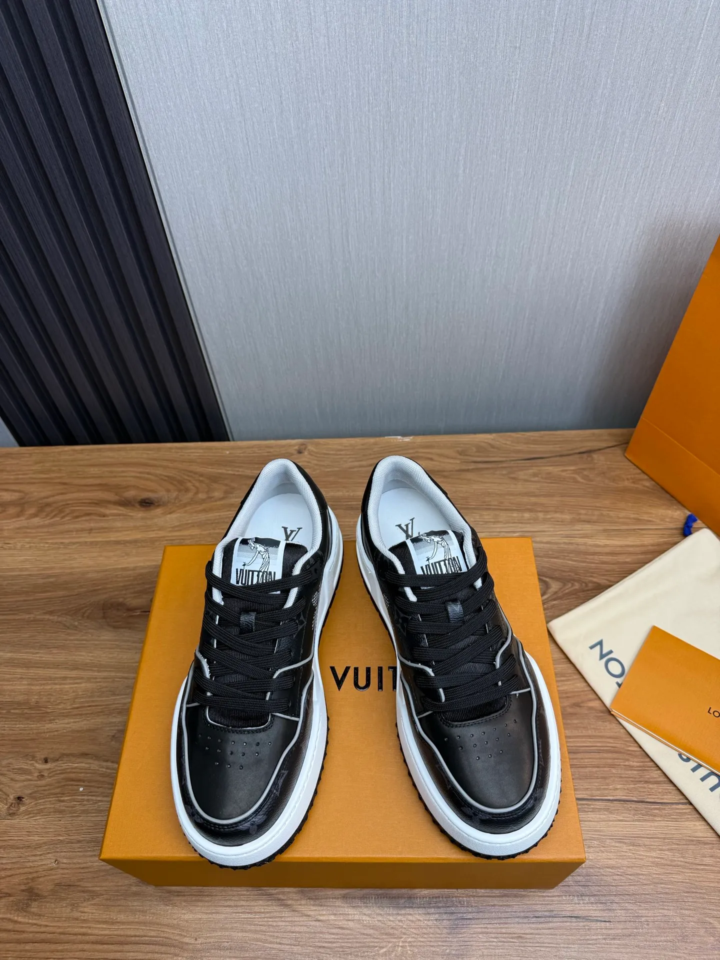 Men's shoes 💰860💰 LV. High version counters are on sale at the same time ⬆️ Men's new sneakers 🔥 The uppers are imported cowhide; "High-end, high-end, classy, ​​noble" workmanship is exquisite (original cowhide is used inside), soles: Original outsole specially provided by the original factory, taken in real life 🎬. Yardage: 38-44. (38.45 can be customized)
